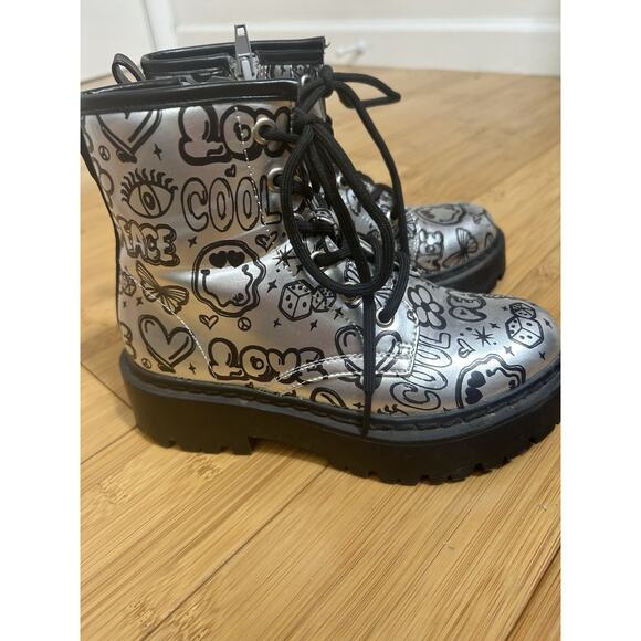 Steve Madden JDrina Graffiti Print Silver & Black Combat Boot Sz 13 - Picture 3 of 5